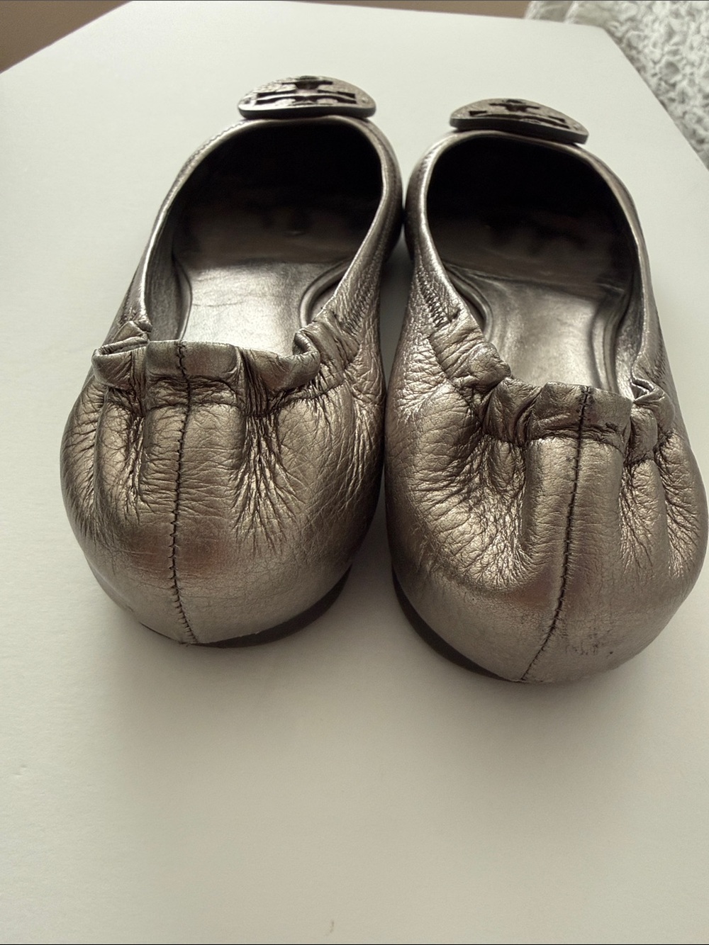 Tory Burch Metallic Pewter Logo Leather Ballet Flats-size 8.5 - Picture 2 of 6